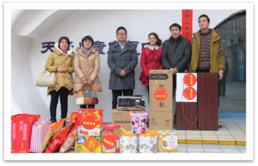 2014年2月12日 帶著新北區(qū)三井小學(xué)的部分兒童攜帶禮品等走進(jìn)“常州天愛(ài)”與這些“星星的孩子”零距離的接觸。